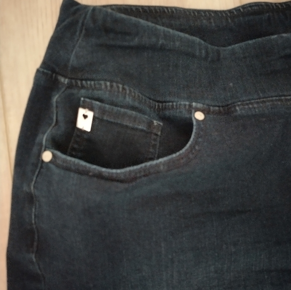 BELLE BY KIM GRAVEL TRIPLELUX  5 POCKET 8" SHORTS DARK DENIM SHORTS ONLY - Picture 5 of 7